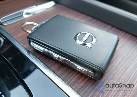 2023 Volvo Xc60 B5 Plus Bright Theme z USA, uszkodzony, nr VIN YV4L12RN8P1375950